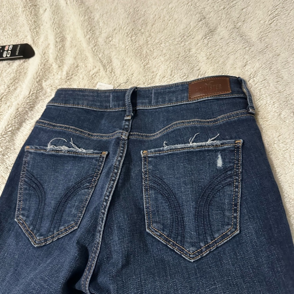 HOLLISTER | Dark Wash Ripped Jeans - Picture 5 of 6